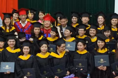 Các tân thạc sỹ Trường Đại học Ngoại ngữ - Đại học Quốc gia Hà Nội nhận bằng tốt nghiệp. (Ảnh: Bích Ngọc/TTXVN)