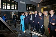 Bí thư Thành ủy Hà Nội Hoàng Trung Hải tham quan di tích Nhà tù Hỏa Lò. (Ảnh: An Đăng/TTXVN)