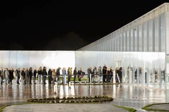 Du khách xếp hàng vào tham quan Viện bảo tàng Louvre-Lens. (Nguồn: AFP/TTXVN)