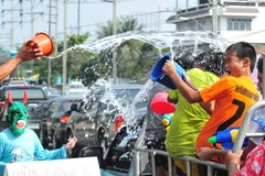 Người dân tham gia Tết Songkran tại thủ đô Bangkok. (Nguồn: THX/TTXVN)
