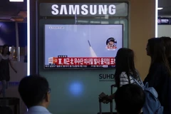 Người dân Hàn Quốc theo dõi bản tin tại một nhà ga ở thủ đô Seoul về vụ phóng tên lửa của Triều Tiên ngày 22/6. (Nguồn: THX/TTXVN)