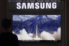 Người dân Hàn Quốc theo dõi bản tin tại một nhà ga ở thủ đô Seoul về vụ phóng tên lửa của Triều Tiên ngày 22/6. (Nguồn: THX/TTXVN)