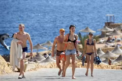 Khách du lịch tại khu nghỉ dưỡng Sharm el-Sheikh. (Nguồn: AFP/TTXVN)