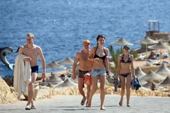 Khách du lịch tại khu nghỉ dưỡng Sharm el-Sheikh. (Nguồn: AFP/TTXVN)