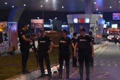  Cảnh sát Thổ Nhĩ Kỳ tuần tra tại khu vực sân bay Ataturk ở Istanbul ngày 29/6. (Nguồn: THX/TTXVN)