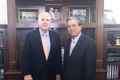 Đại sứ Phạm Quang Vinh trong cuộc gặp gỡ Thượng nghị sỹ Mỹ John McCain.