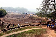 Đường hào và hố bom như cái phễu khổng lồ trên đồi A1. (Ảnh: Quý Trung/TTXVN)