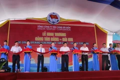 Cắt băng khai trương cảng Tân Cảng Cái Cui. (Ảnh: Ngọc Thiện/TTXVN)