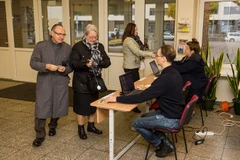  Cử tri Litva tại một điểm bầu cử ở Vilnius ngày 23/10. (Nguồn: THX/TTXVN)