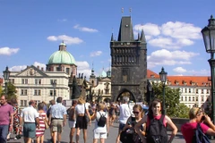 Du khách nước ngoài tham quan Prague. Ảnh minh họa. (Nguồn: oocities.org)
