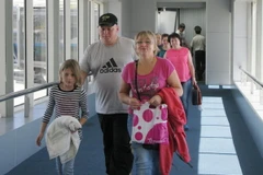 Du khách Nga tại sân bay Cam Ranh. (Ảnh: Tiên Minh/TTXVN)