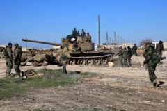 Lực lượng ủng hộ chính phủ Syria tại một chốt kiểm soát ở thành phố Ain al-Hanash , miền đông Syria ngày 26/1, sau khi giành lại thành phố này từ phiến quân IS. (Nguồn: AFP/TTXVN)