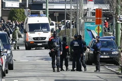 Cảnh sát Bỉ trong chiến dịch truy quét khủng bố ở Schaerbeek. (Nguồn: EPA/TTXVN)