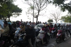 Du khách bức xúc vì kẹt xe, đốt vàng mã ở Chùa Trấn Quốc