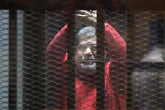 Cựu Tổng thống Mohammed Morsi đứng sau song sắt tại phiên tòa xét xử ông ở Cairo ngày 23/4. (Nguồn: THX/TTXVN)
