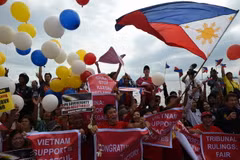 Các nhà hoạt động Philippines vui mừng sau phán quyết của Tòa Trọng tài ở Lahay trong cuộc tuần hành tại Manila ngày 12/7. (Nguồn: AFP/TTXVN)