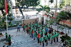 Nghi thức chào cờ tại lễ khai mạc Trại hè thanh thiếu niên kiều bào 2016. (Ảnh: Thế Anh/TTXVN)