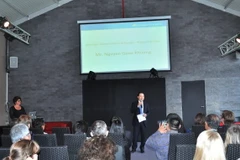 Giám đốc Văn phòng Vietnam Airlines tại Pháp và châu Âu Nguyễn Quốc Phương giới thiệu các sản phẩm của hãng. (Ảnh: Bích Hà/Vietnam+)