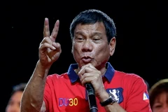 Ứng viên tranh cử Tổng thống Philippines Rodrigo Duterte phát biểu trước những người ủng hộ tại Manila ngày 7/5. (Nguồn: EPA/TTXVN)