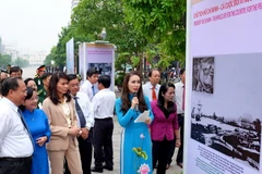 Khách tham quan triển lãm. (Ảnh: Thế Anh/TTXVN)