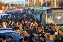 Đoàn đưa người dân sơ tán khỏi miền đông Aleppo ngày 15/12. (Nguồn: AP/TTXVN)