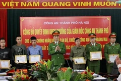 Khen thưởng các cá nhân phá nhanh vụ giết người ở phố Ngũ Nhạc 