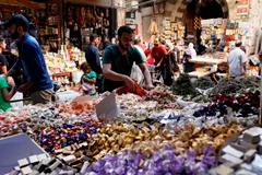 Người dân Syria mua sắm chuẩn bị cho kỳ nghỉ lễ Eid tại khu chợ cổ ở thủ đô Damascus ngày 10/9. (Nguồn: EPA/TTXVN)