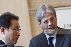 Ngoại trưởng Nhật Bản Fumio Kishida và người đồng cấp Italy Paolo Gentiloni. (Nguồn: Getty)