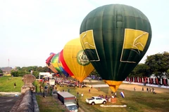 Màn trình diễn bay của các đội. (Ảnh: Hồ Cầu/TTXVN)