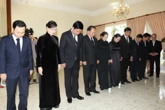 Các vị lãnh đạo TP. Hồ Chí Minh tưởng niệm đồng chí Fidel Castro Ruz. (Ảnh: Thanh Vũ/TTXVN)