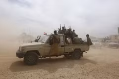 Phiến quân Houthi tại một khu vực ở thủ đô Sanaa ngày 10/11. (Nguồn: EPA/TTXVN)