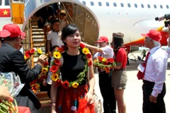 Những hành khách đầu tiên xuống sân bay Tuy Hòa trong buổi khai trương tuyến bay. (Ảnh: Thế Lập/TTXVN)