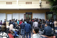 Người dân đổ xô đi đổi giấy phép lái xe sang thẻ nhựa PET tại Hà Nội. (Ảnh: Hoàng Hùng/TTXVN)