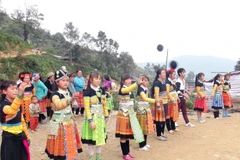 Ném pao là trò chơi dân gian không thể thiếu của đồng bào H'Mông trong dịp Tết. (Ảnh: Nguyễn Hữu Quyết/TTXVN)