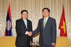 Bí thư Thành ủy Đinh La Thăng hội kiến Thủ tướng Chính phủ Lào Thongloun Sisoulith. (Ảnh: Thanh Vũ/TTXVN)