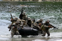 Hải quân Philippines diễn tập tình huống giải cứu con tin trong cuộc tập trận đổ bộ tại Ternate. (Nguồn: Reuters/TTXVN)