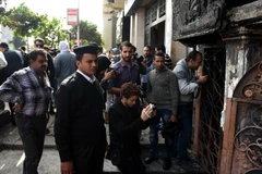 Cảnh sát Ai Cập điều tra tại hiện trường một vụ tấn công ở trung tâm thủ đô Cairo. (Nguồn: AFP/TTXVN)