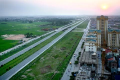 Đại lộ Thăng Long chưa có cây bóng mát. (Ảnh: Huy Hùng/TTXVN)