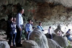 Đoàn liên ngành kiểm tra tại hang Cặp La. (Ảnh: Nguyễn Hoàng/TTXVN)