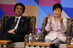 Tổng thống Hàn Quốc Park Geun-Hye và Thủ tướng Nhật Bản Shinzo Abe. (Nguồn: AFP/TTXVN)