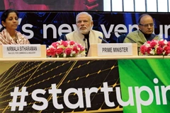 Bộ trưởng Thương mại Nirmala Sitharaman (trái) và Bộ trưởng Tài chính Arun Jaitley trong sự kiện "Khởi nghiệp Ấn Độ" ở New Delhi ngày 16/1. (Nguồn: EPA/TTXVN)