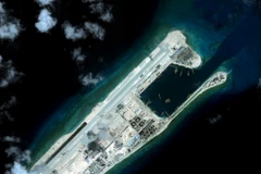 Ảnh chụp vệ tinh Đá Chữ Thập thuộc quần đảo Trường Sa của Việt Nam mà phía Trung Quốc chiếm đóng, xây dựng trái phép. (Nguồn: Reuters/TTXVN)