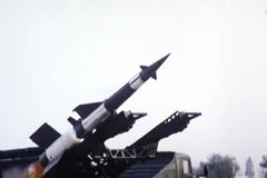 Bản tin tại một nhà ga ở thủ đô Seoul về vụ phóng tên lửa của Triều Tiên ngày 22/6. (Nguồn: THX/TTXVN)