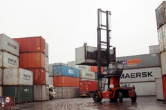 Bốc xếp hàng hóa tại Cảng Hải Phòng. (Ảnh: Lâm Khánh/TTXVN)