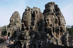 Du khách tham quan đền Bayon, một phần của Angkor Wat. (Nguồn: AFP/TTXVN)