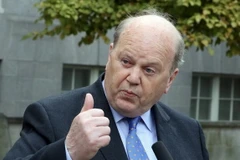 Bộ trưởng Tài chính Michael Noonan trả lời phỏng vấn báo chí tại Dublin ngày 2/9. (Nguồn: AFP/TTXVN)