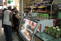 Người dân mua sắm tại một cửa hàng tạp phẩm ở thủ đô La Habana ngày 22/4. (Nguồn: AFP/TTXVN)