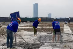 Công nhân Công ty Cổ phần Tập đoàn Phương Bắc dùng máy khoan phá dỡ phần trần bê tông. (Ảnh: Minh Nghĩa/TTXVN)