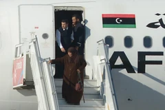 Nhóm con tin được không tặc trả tự do tại sân bay quốc tế Malta ở Luqa ngày 23/12. (Nguồn: AFP/TTXVN)