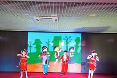 Tiết mục văn nghệ "Chú voi con ở bản Đôn" do các em nhỏ trình diễn trong buổi giao lưu. (Ảnh: Quang Vinh/TTXVN)